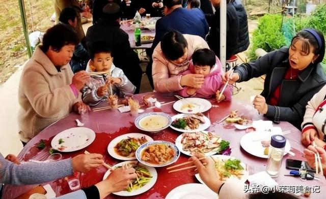 饭局上不说话的女人，酒桌上话不多的女人（跟着婆婆小姑去参加婚礼宴席）