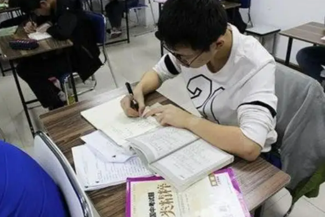 现在还可以复读高三吗，2021现在高三学生还能复读吗（高中禁止复读或成定局）