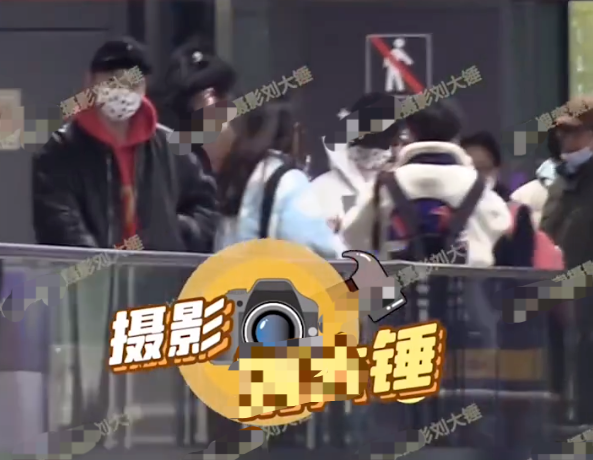 32岁张佳宁被曝新恋情，和男方牵手回家当街搂抱，疑与叶祖新分手
