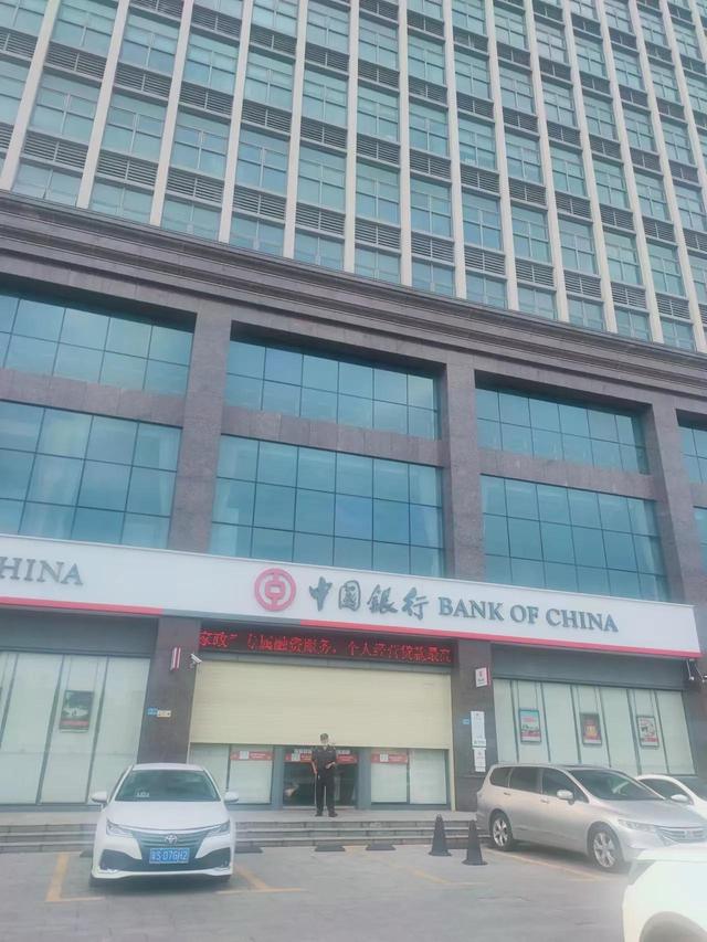 银行中午可以办理银行卡吗，银行中午能办卡吗（本人带身份证亲自到银行都开不了卡）