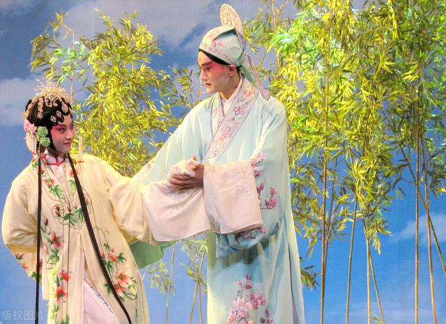 桃花扇简介，桃花扇简介及故事梗概长生殿（美人血染就的时代传奇）