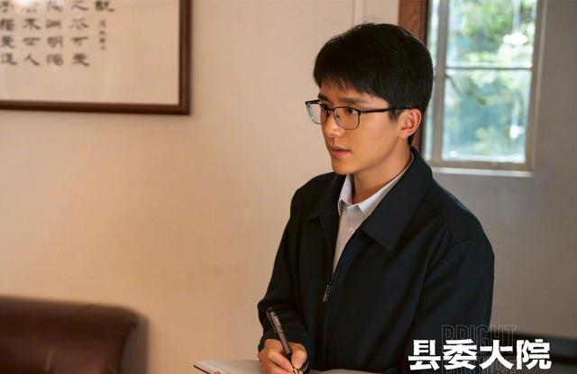 甜甜的年下恋，张新成《微暗之火》再演学霸