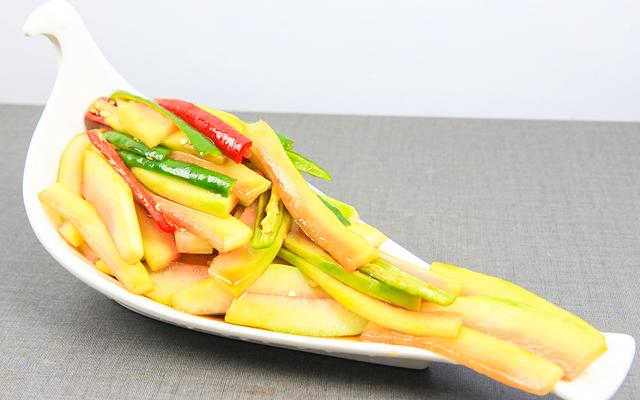 生凉瓜的功效与作用，生凉瓜的功效与作用是什么（夏天多吃“凉瓜”）