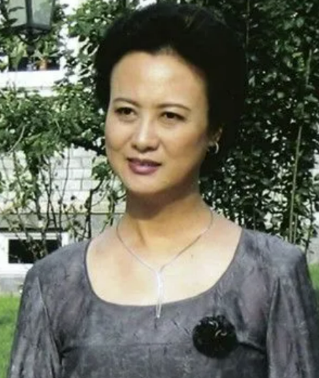 假如幸福来临的演员，假如幸福来临的演员表张露（宋春丽：和教授丈夫结婚42年）