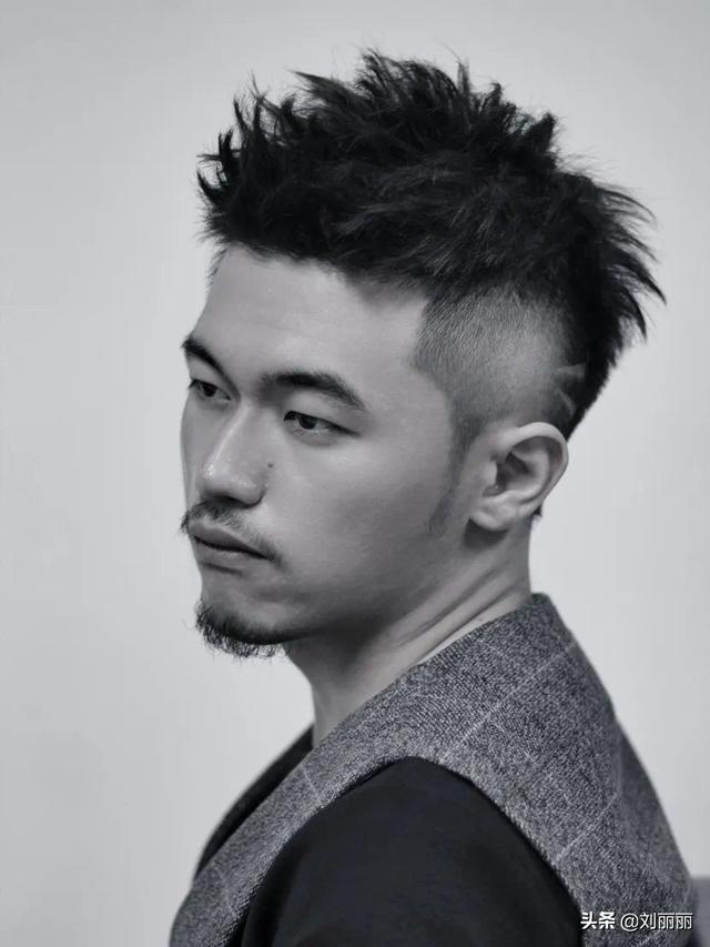 短头发怎么扎，两侧铲短pk男士碎发（短头发怎么扎起来）