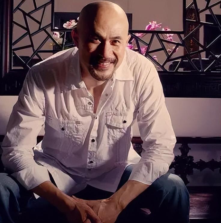 徐锦江:出演多部经典影视剧,和老婆恩爱如蜜让人羡慕-