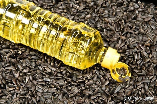 葵花籽油与玉米油哪个好吃_葵花籽油和玉米油好吗，食用油玉米油和葵花籽油哪个好（花生油排在第三梯度）
