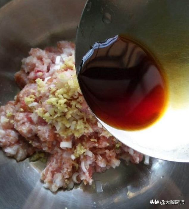 调肉馅怎么调好吃又嫩，饺子调肉馅怎么调好吃又嫩（调肉馅最忌放料酒）