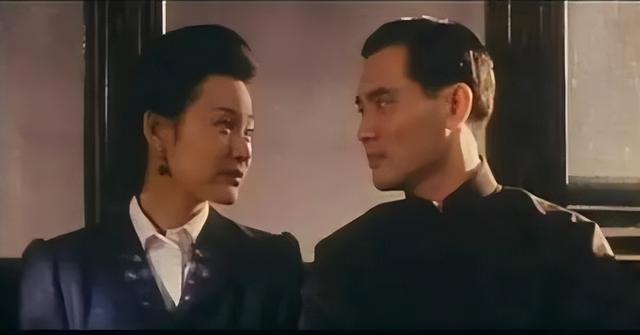 白玫瑰，白玫瑰代表什么意思（《红玫瑰与白玫瑰》图片）