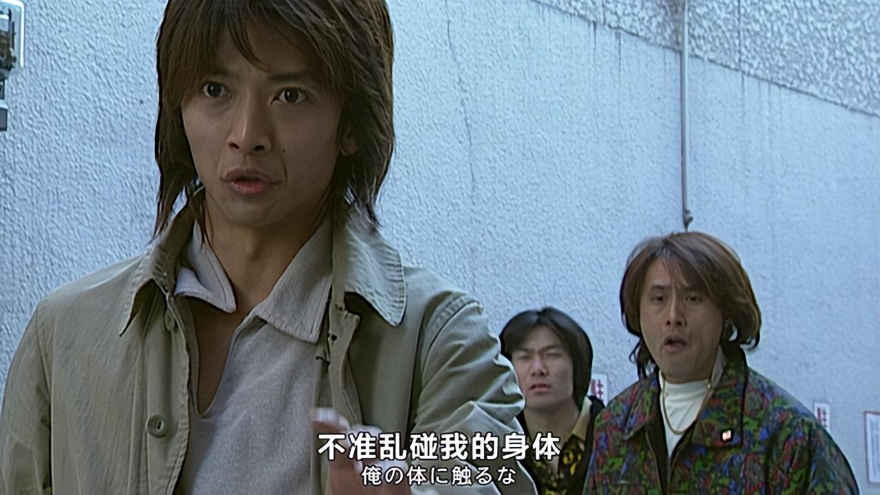 在剧情的展示中,橘前辈和剑崎成为假面骑士这件事都是很正常的,因为