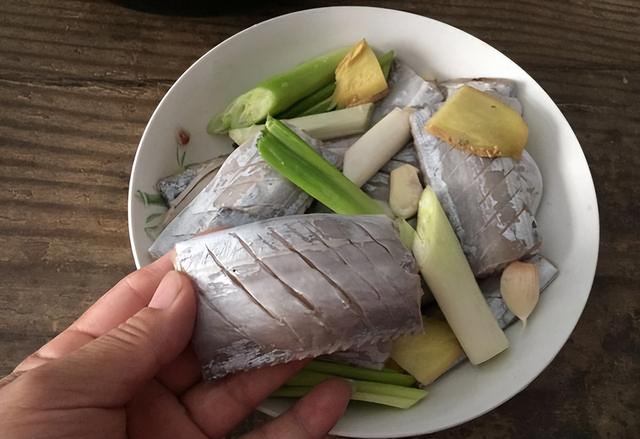 鱼那个部位的肉好吃，鱼身上最好吃的肉在哪（年夜饭上要吃鱼）