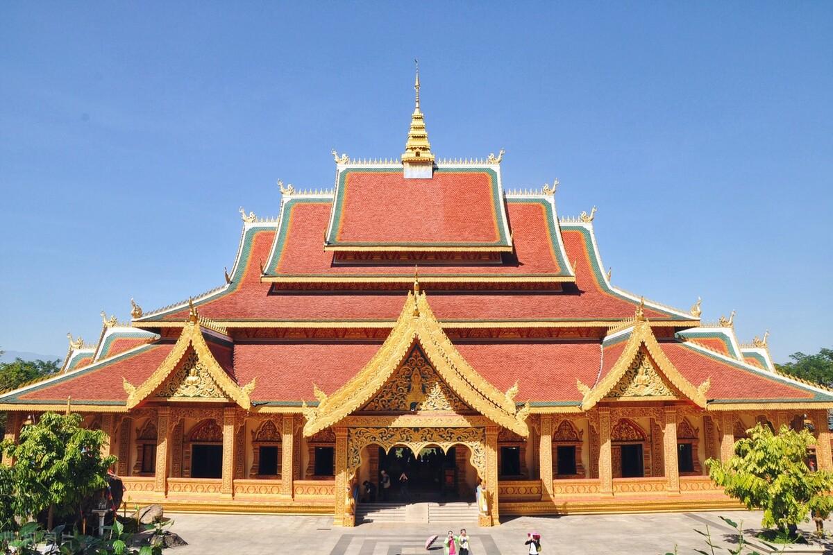 西双版纳的傣族全民信仰南传佛教,因此他们的佛寺受到南传佛教的影响