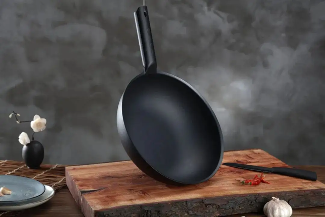 不粘锅涂层烧黑焦了还能用吗，不粘锅烧糊了还能用吗（“不粘锅”有毒且致癌）