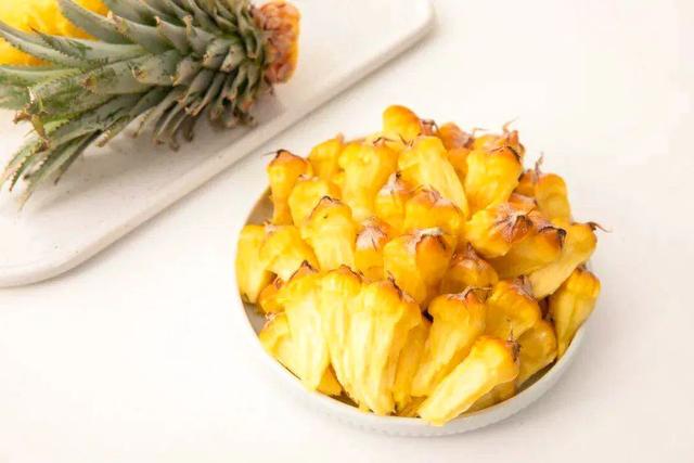 凤梨里面是籽还是虫，凤梨里面的是黑籽还是虫卵（现在还有多少人不知道菠萝和凤梨的关系）