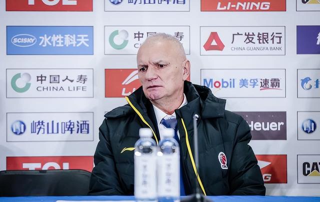 北京首钢主教练，北京首钢男篮主教练水平评价（解立彬正式下课）