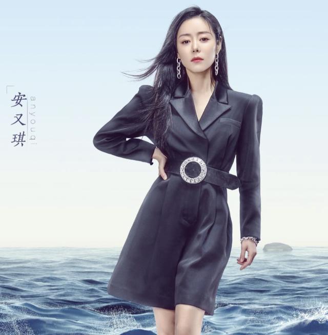 首届超女十强歌手摆摊直播，商场嗨唱太吵闹，被曝遭投诉后换场地