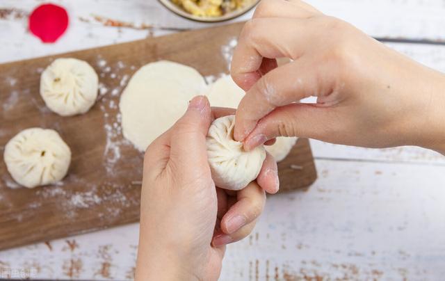 如何用微波炉加热包子，怎样用微波炉加热包子（包好的包子怎么保存）