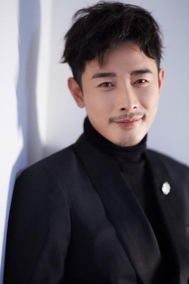 演员罗晋：和妻子在拍戏中相遇，39岁才当爸爸，结婚四年宠妻如宝