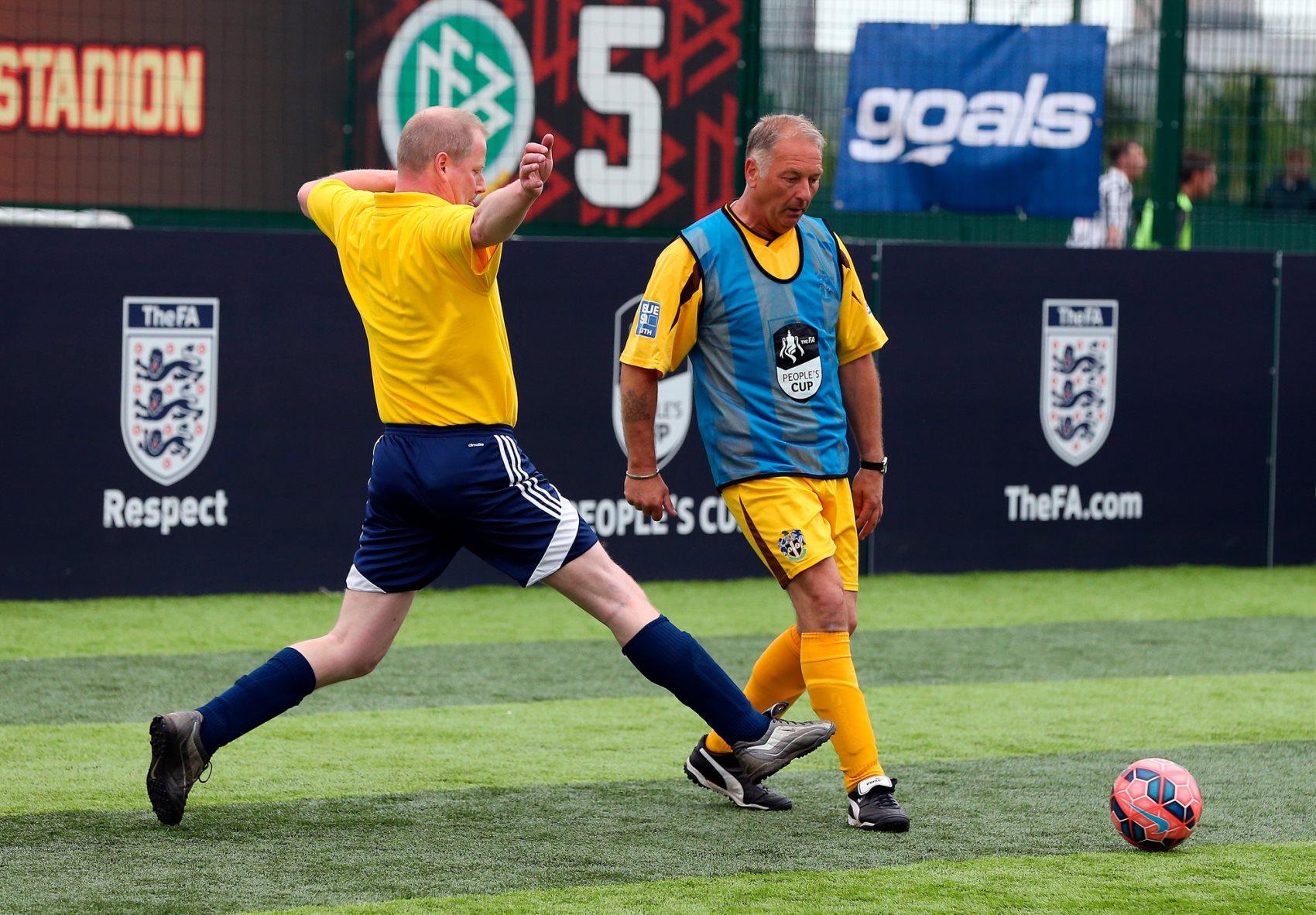 英国社区足球 英国走路足球火了！为老年人而生却获广泛认可，已有4万注册球员