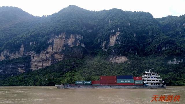 葛洲坝和三峡大坝，长江的水利枢纽三峡葛洲坝（湖北宜昌：乘船过葛洲坝）