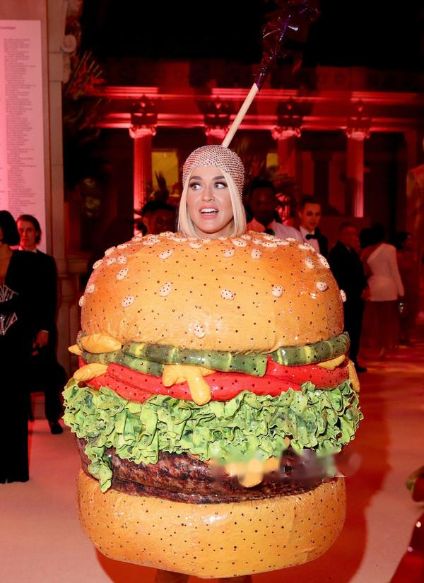 施华洛世奇水晶灯，客厅吊水晶灯好不好（好莱坞红毯太大胆）