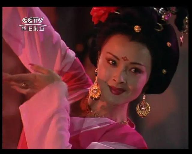 古代步摇图片，日本艺妓她们头上戴的发饰名称。那个圆球和那些像步摇的东西叫什么名字。（步摇、花钿、折股钗、凤簪、梳篦、花冠）