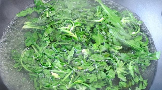 荠菜香菇羹怎么做，遇到路边这种野菜别手软