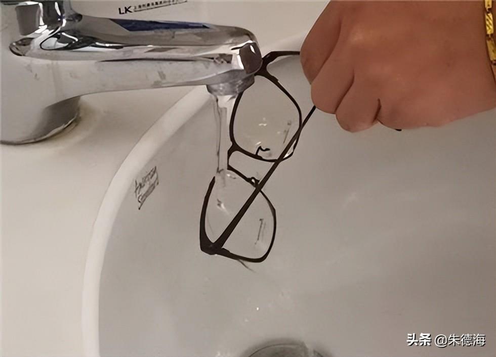洗眼镜的正确方式，简单正确清洗眼镜的方法