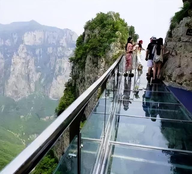 张家界天门山是中外闻名的，走近张家界天门山<散记之一>