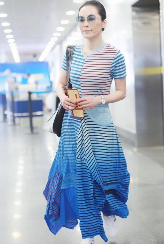 蓝色衬衣怎么搭配下身好看，女蓝色衬衫配什么好看（51岁俞飞鸿真是优雅到骨子里）