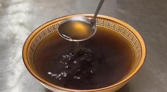 凉皮的汁怎么调，凉皮的汁怎么调（凉皮里加入的“料水”秘密熬制配方来了）