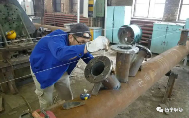 抡大锤是什么工作，抡大锤叫什么（铆工是什么职业）