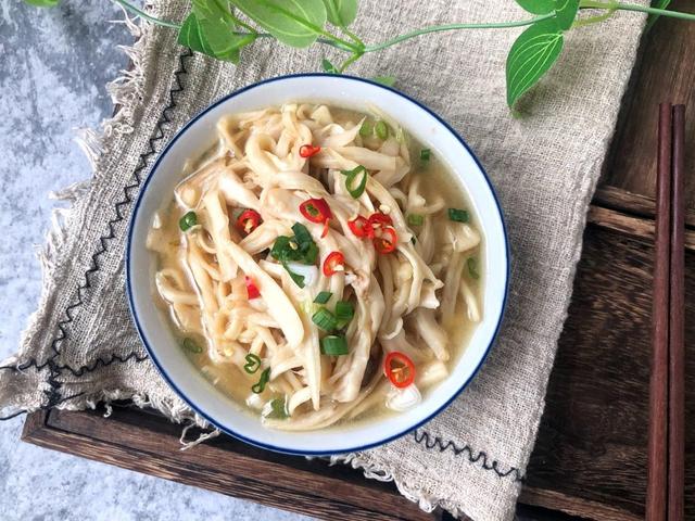 鸡腿蘑菇怎么做好吃又简单，蘑菇怎么做好吃又简单（鸡腿菇加入蚝油简单炒一炒）