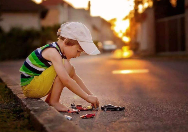 小孩子上学不专心怎么办，孩子上学好动不专心听课应该怎么办（家长该怎么做才好）