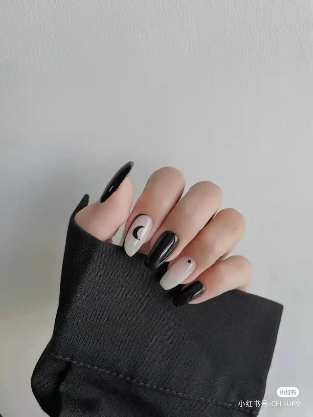 指甲油裸色和透明色有什么区别，护甲油和透明色的指甲油一样吗（显白好看，春夏必做）