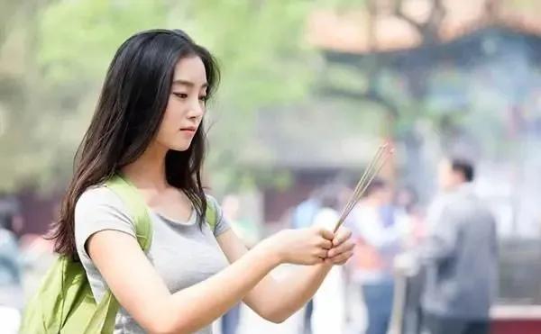 上香的时间一般在什么时间，去庙里烧香的佳时间是几点（为什么要选择初一和十五）