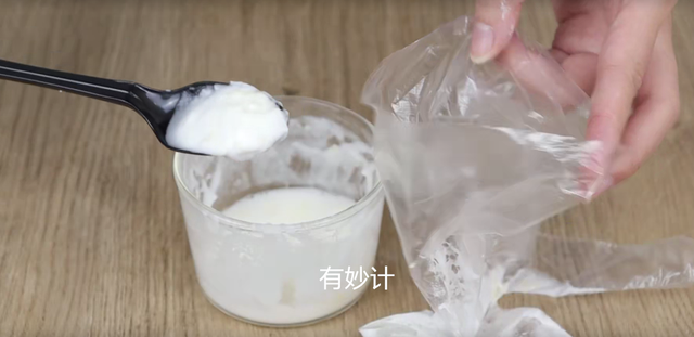 洗掉衣服脏污渍的小妙招，怎么洗掉衣服的污渍（搓一搓立刻洁白如新）