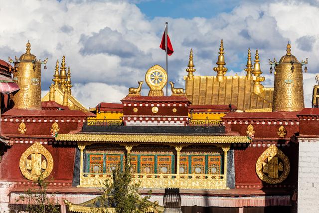 有什么成语描写赞美拉萨的天空，形容拉萨的天空的词语（天上西藏大美于行）