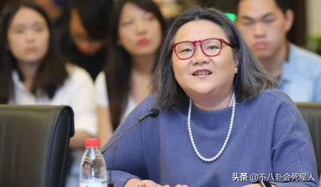 洪晃的父亲叫红什么，洪晃的父亲（时尚女魔头洪晃：老妈是名媛）