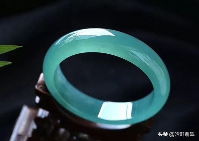 天青冻和翡翠的区别是什么，玉石界3大蓝色妖姬—天青冻、海蓝宝、蓝水翡翠
