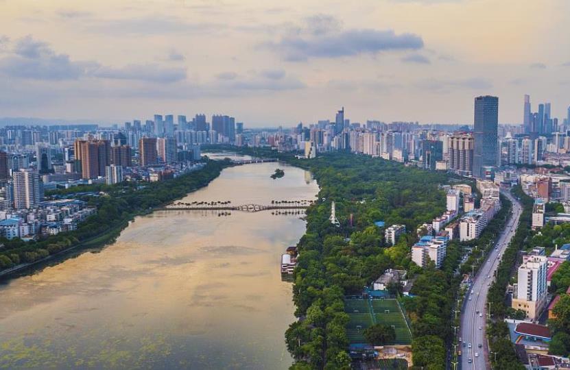 桂林冬天冷吗(桂林10月份天气适合旅游吗)