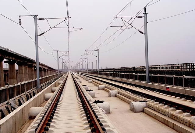 高铁C是靠窗还是走廊，位置c 高铁 是靠窗还是过道（日常说法“坐高铁动车”是错误的）