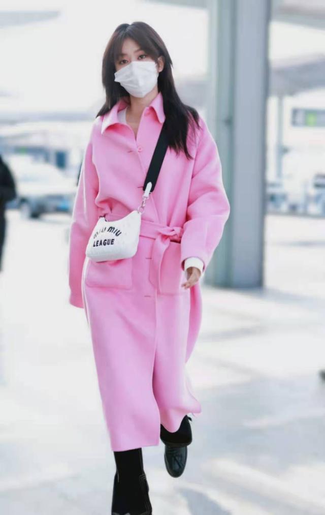 皮衣搭配什么裤子，皮衣有哪些搭配技巧（“乔欣”不愧是时尚达人）