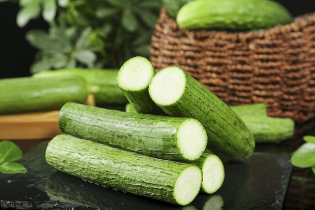 生凉瓜的功效与作用，生凉瓜的功效与作用是什么（夏天多吃“凉瓜”）
