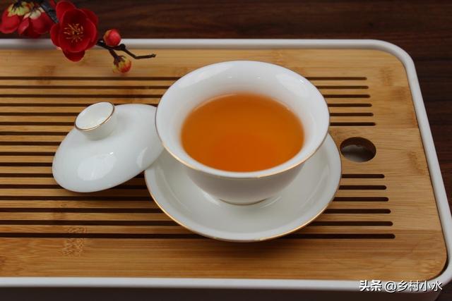 红茶和绿茶的区别，怎么区分红茶和绿茶的区别（绿茶和红茶到底有啥区别）