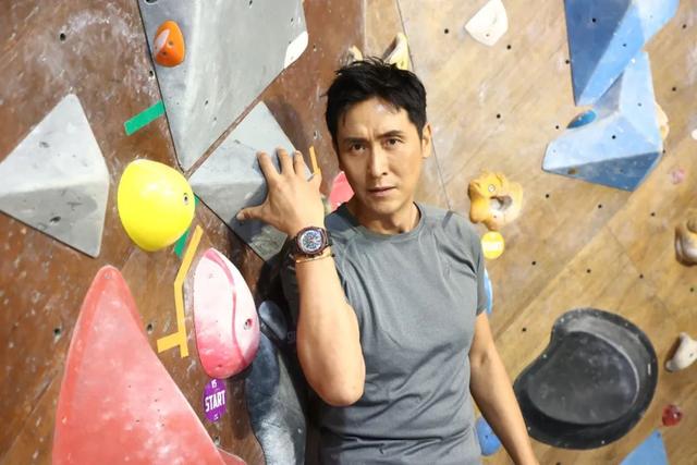 54岁tvb小生近况，54岁TVB肌肉男神晒父子合照