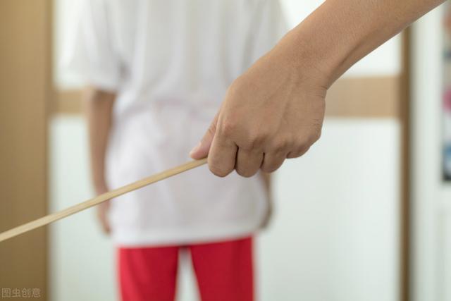 儿子打爸爸是什么行为，爸爸打儿子正常吗（一言不合就动手）