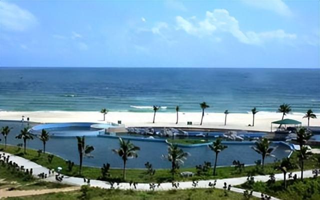 旅游胜地大角湾，海浪很轻，海滩平整柔软，海水干净，很适合旅行