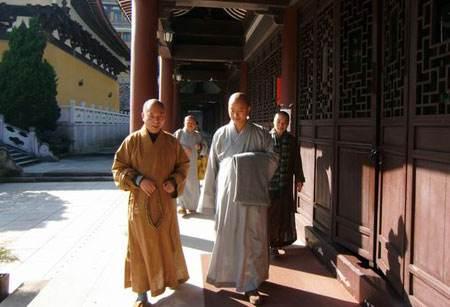 坐缸是什么意思，坐化缸是什么意思（坐缸3年修成肉身菩萨）