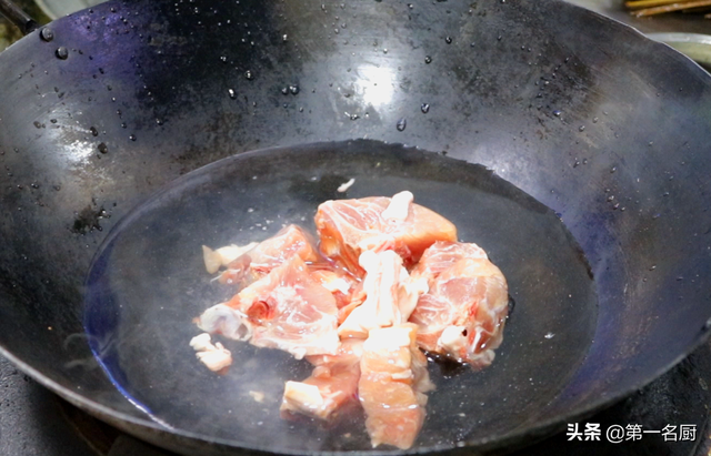 炖排骨汤的做法，清炖排骨汤的做法（放料越多越难吃）